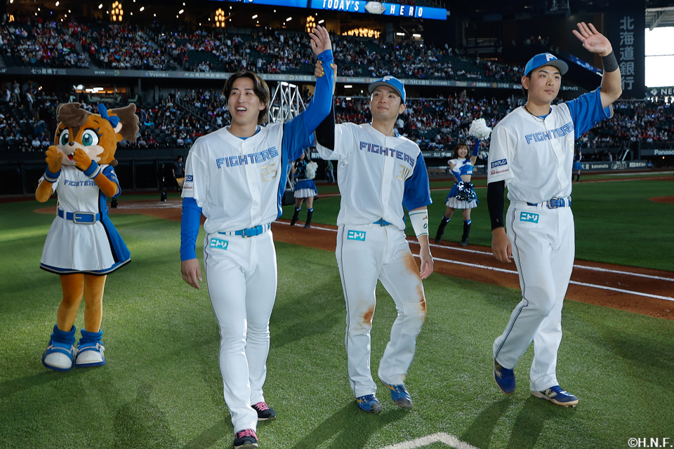 ヒーローの細野投手と郡司選手、野村選手01
