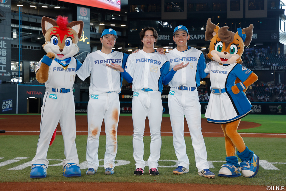 ヒーローの細野投手と郡司選手、野村選手02