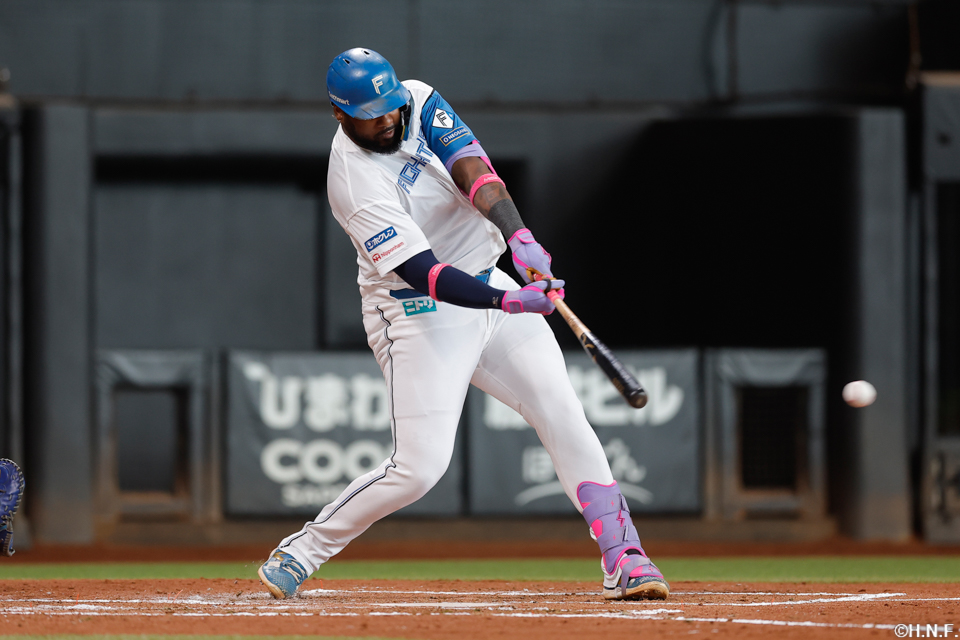 2回裏、レフトへヒットを放つレイエス選手