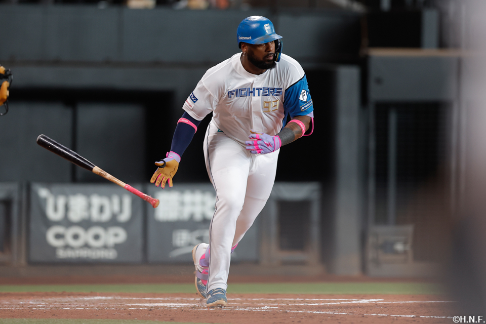 4回裏、ライトへヒットを放つレイエス選手