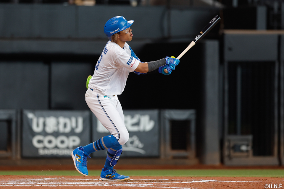 6回裏、センターへ本塁打を放つ水谷選手