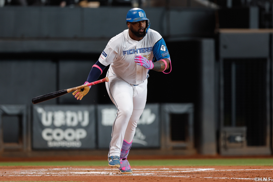 6回裏、ライトへ二塁打を放つレイエス選手01