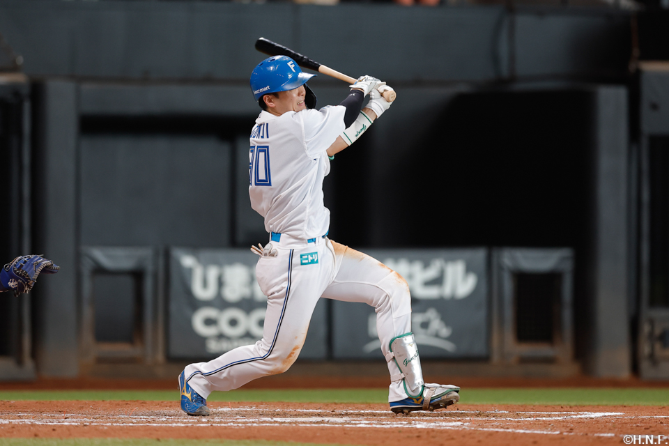 7回裏、センターへ二塁打を放つ郡司選手