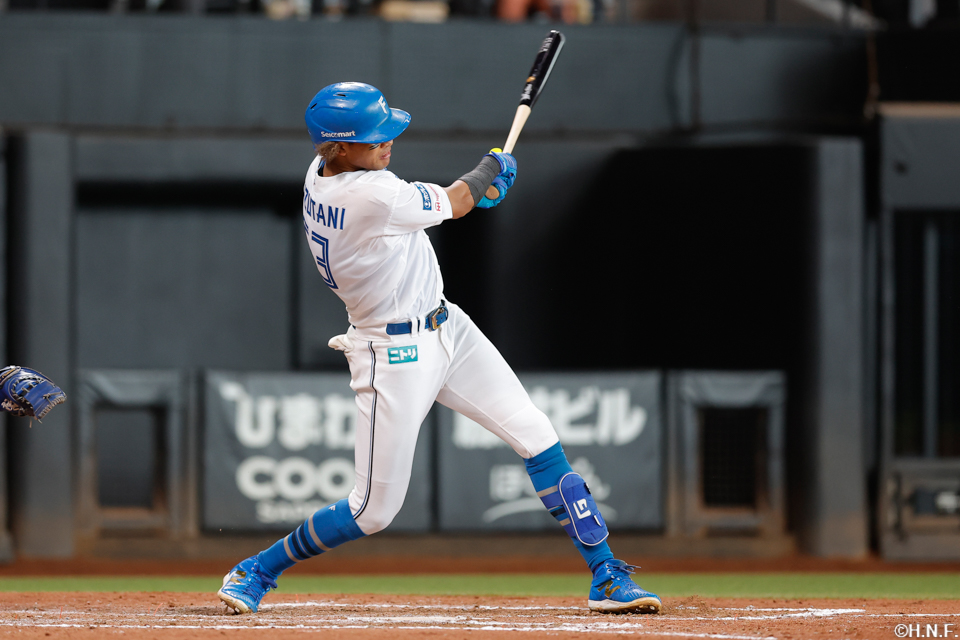 8回裏、センターへヒットを放つ水谷選手