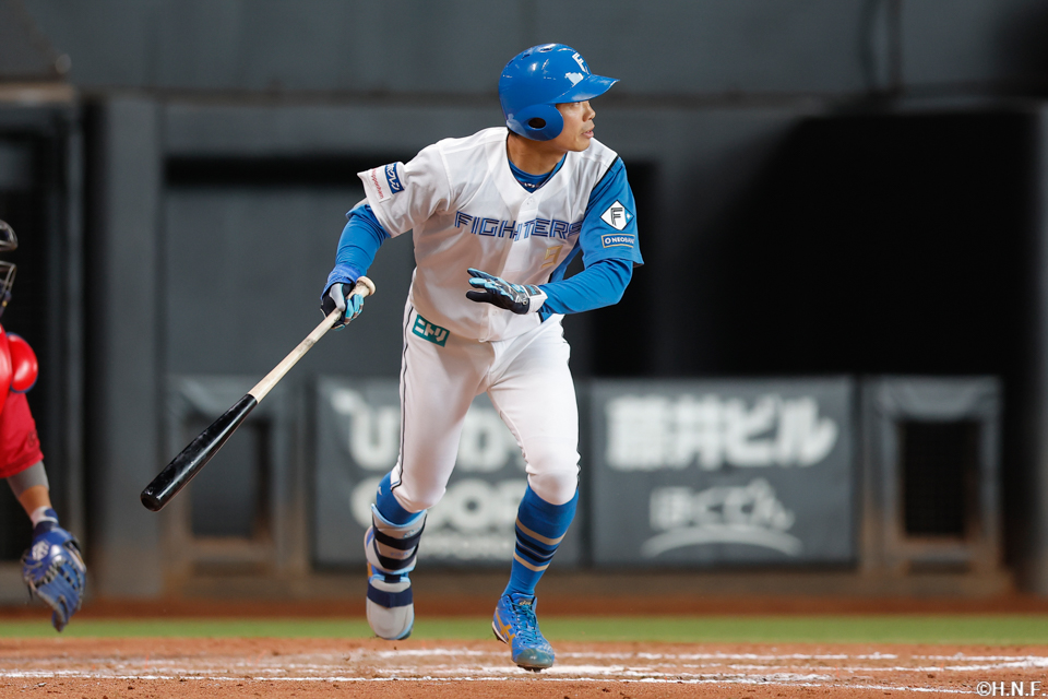 8回裏、レフトへヒットを放つ中島卓選手