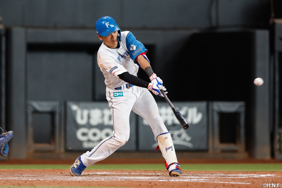 8回裏、センターへ犠飛を放つ野村選手