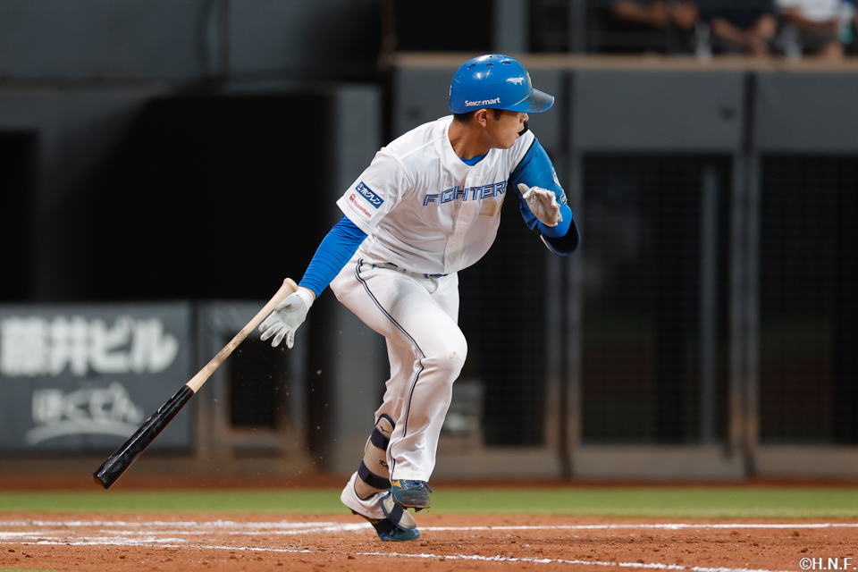 8回裏、レフトへ二塁適時打を放つ宮崎選手01