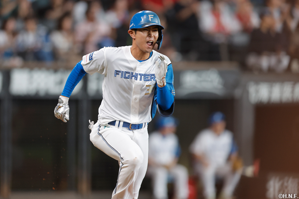 8回裏、レフトへ二塁適時打を放つ宮崎選手02