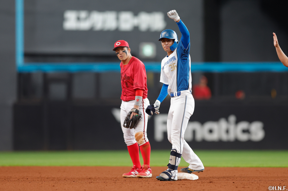 8回裏、レフトへ二塁適時打を放つ宮崎選手03