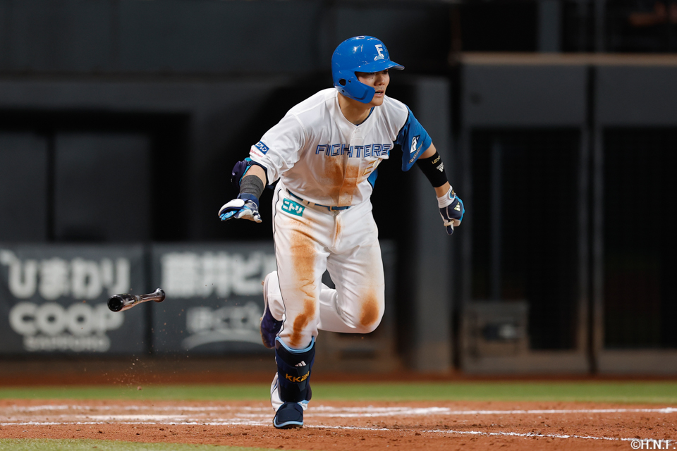 9回裏、ライトへヒットを放つ清宮選手