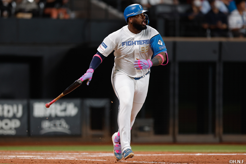 9回裏、同点の2点適時打を放つレイエス選手01