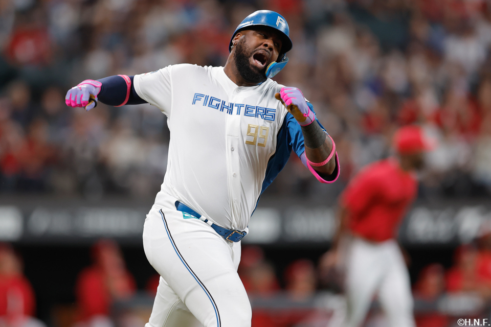 9回裏、同点の2点適時打を放つレイエス選手02