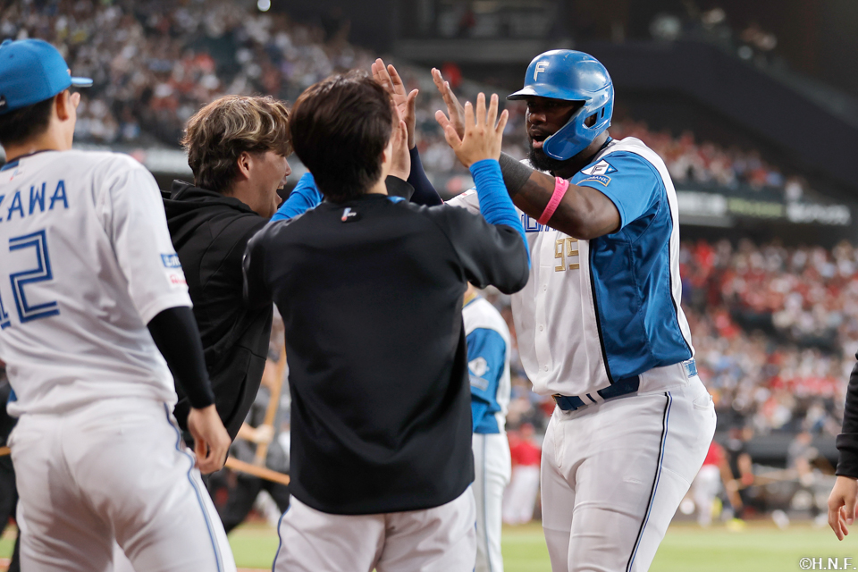 9回裏、同点の2点適時打を放つレイエス選手04