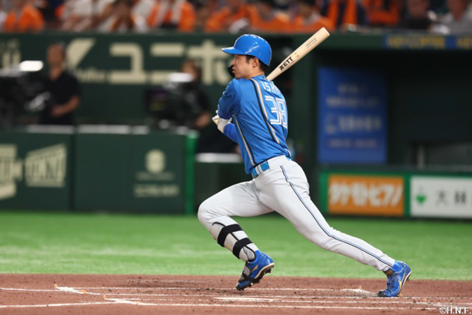 2回表、ライトへヒットを放つ石井選手