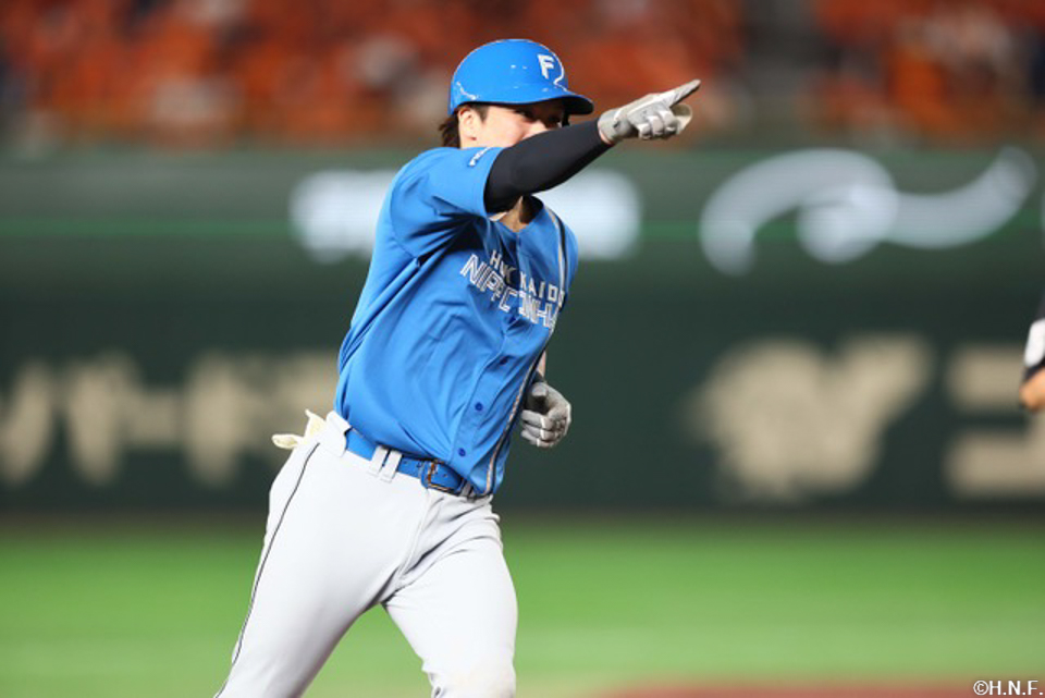 2回表、センターへ本塁打を放った伏見選手01