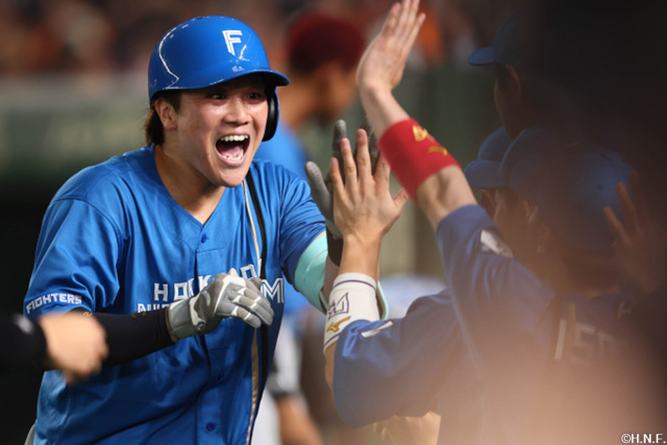 2回表、センターへ本塁打を放った伏見選手02