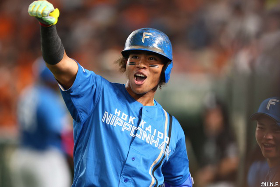 2回表、ライトへ本塁打を放つ水谷選手02