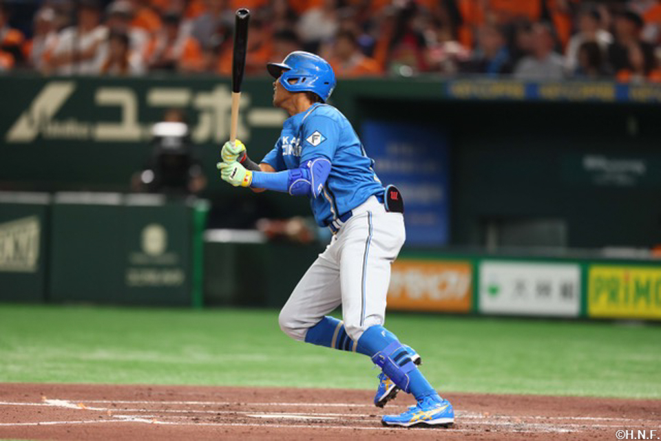2回表、ライトへ本塁打を放つ水谷選手01