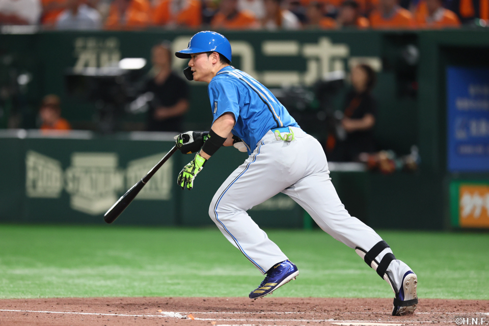 5回表、センターへヒットを放つ清宮選手