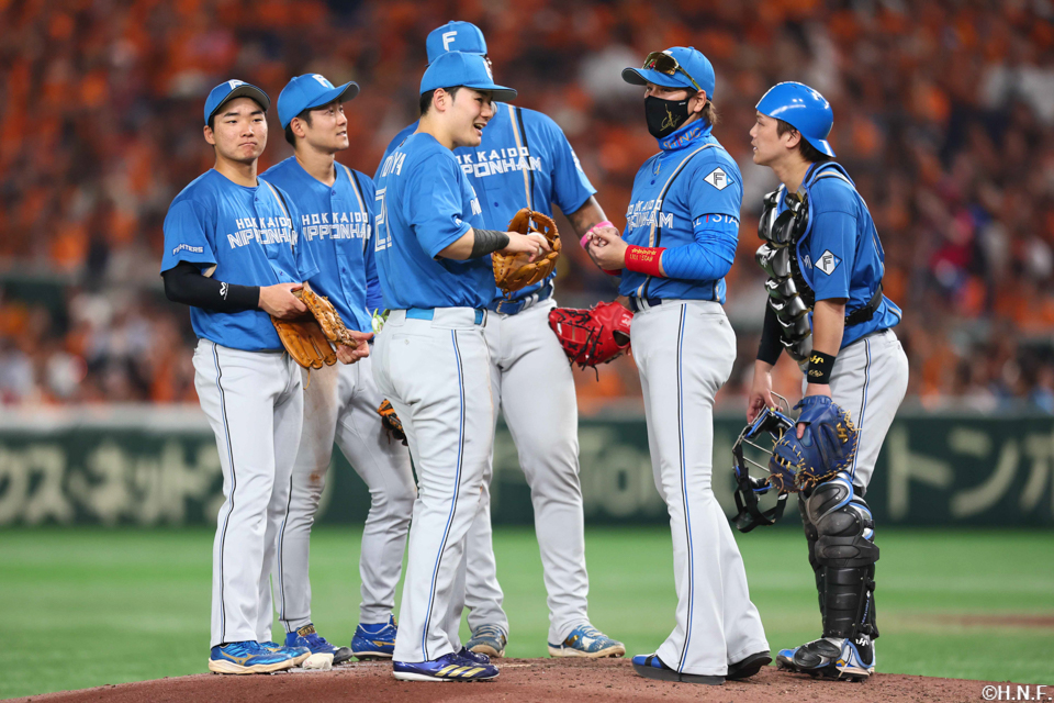 7回裏、マウンドに集まる選手たち