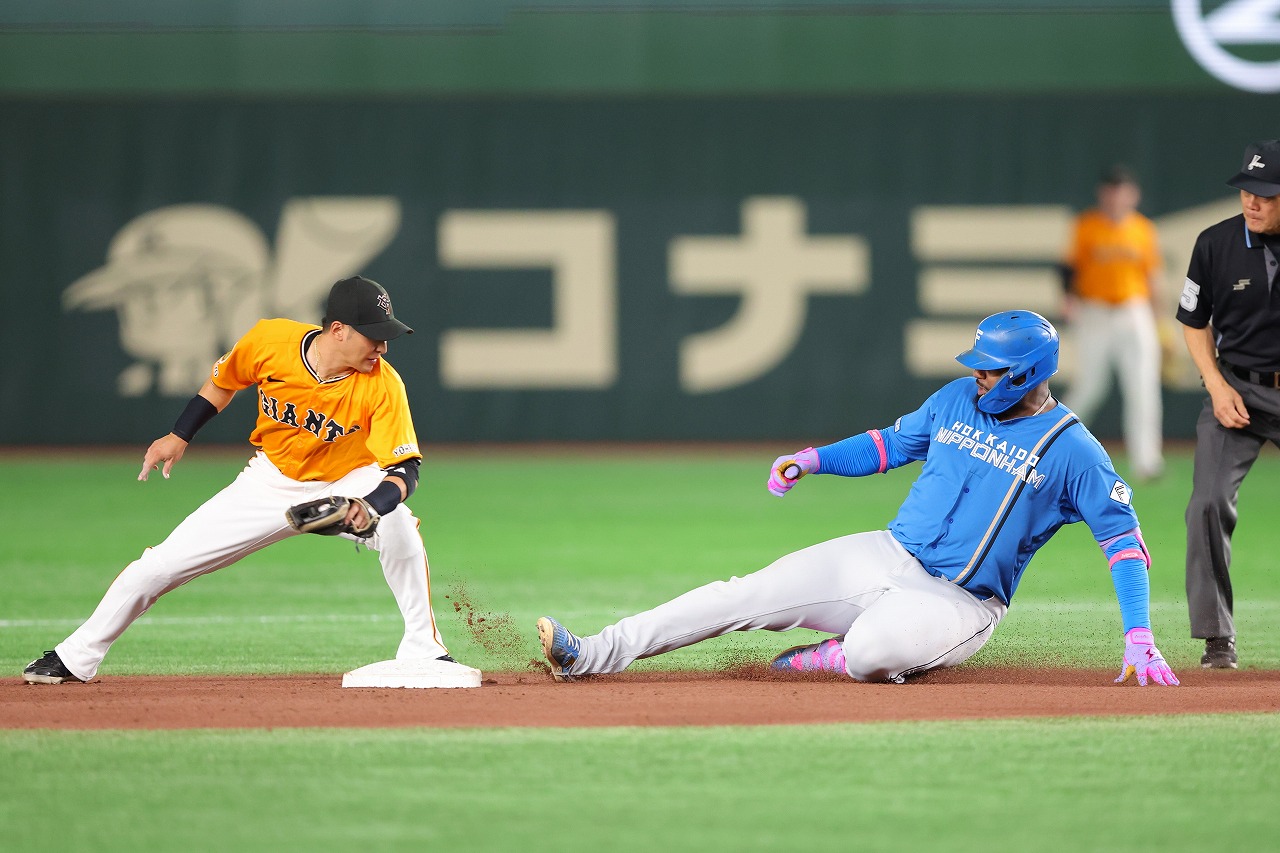 4回表、レフトへ二塁打を放ったレイエス選手