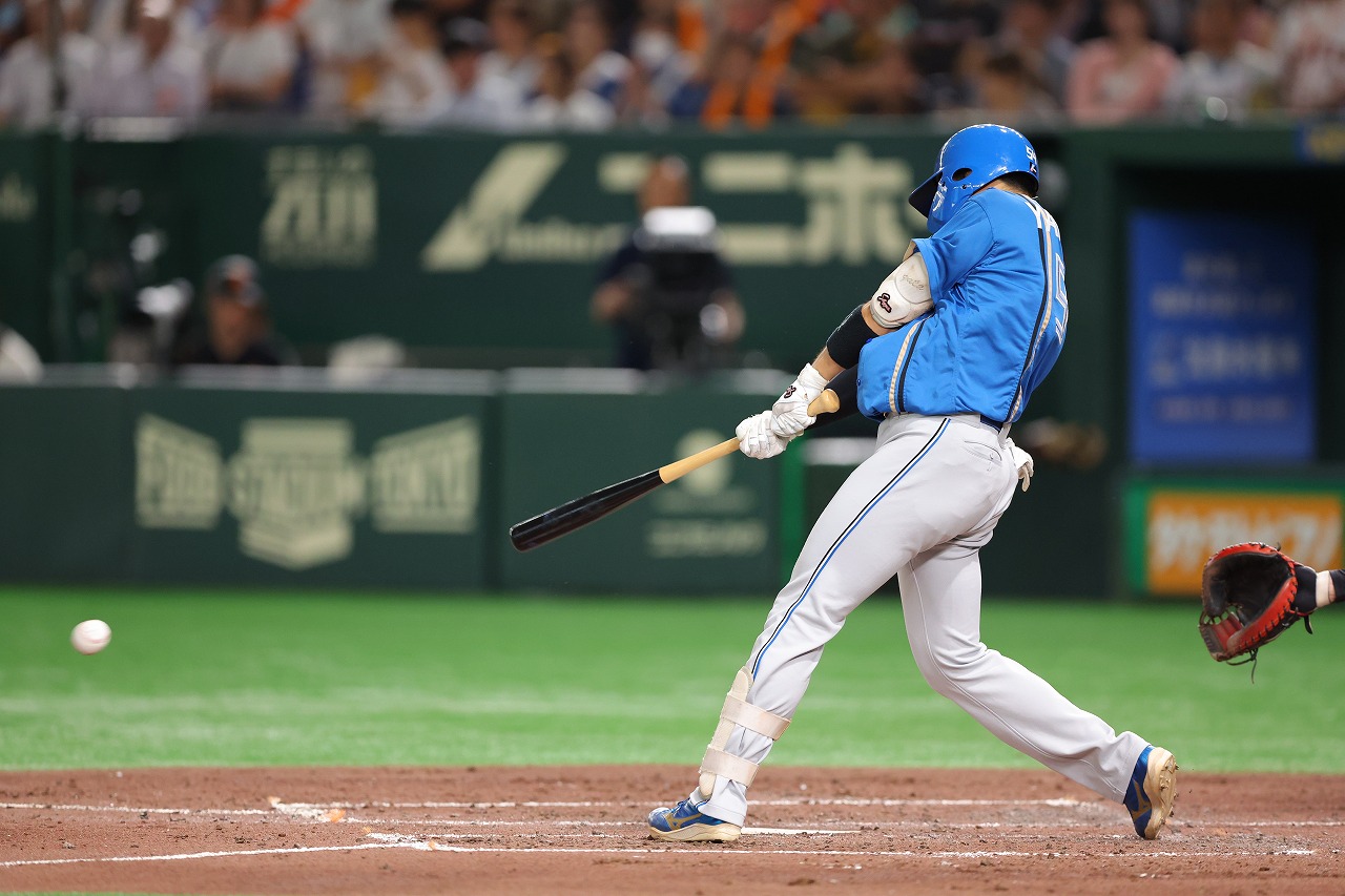 5回表、センターへヒットを放つ山縣選手01