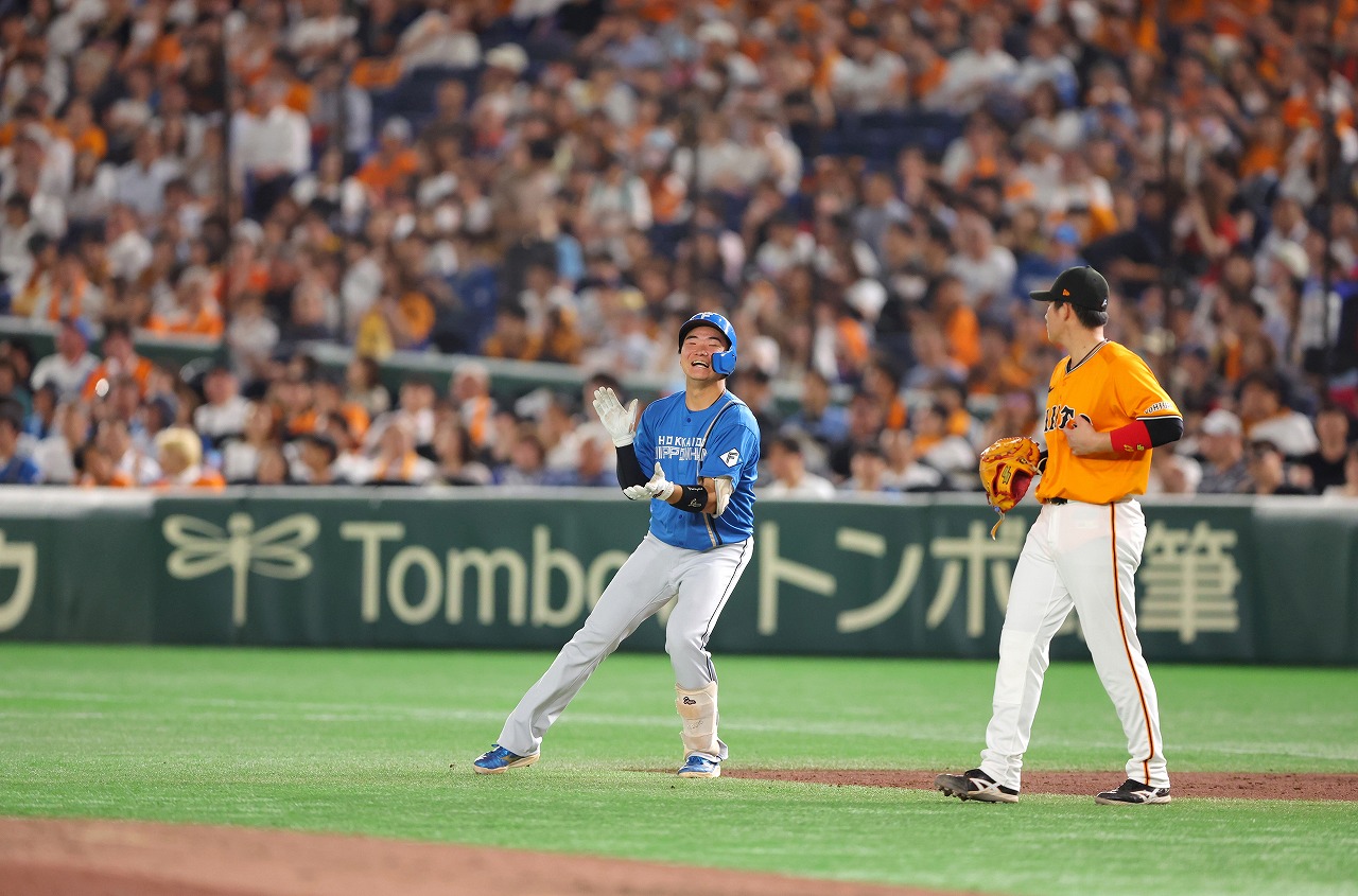 5回表、センターへヒットを放つ山縣選手02