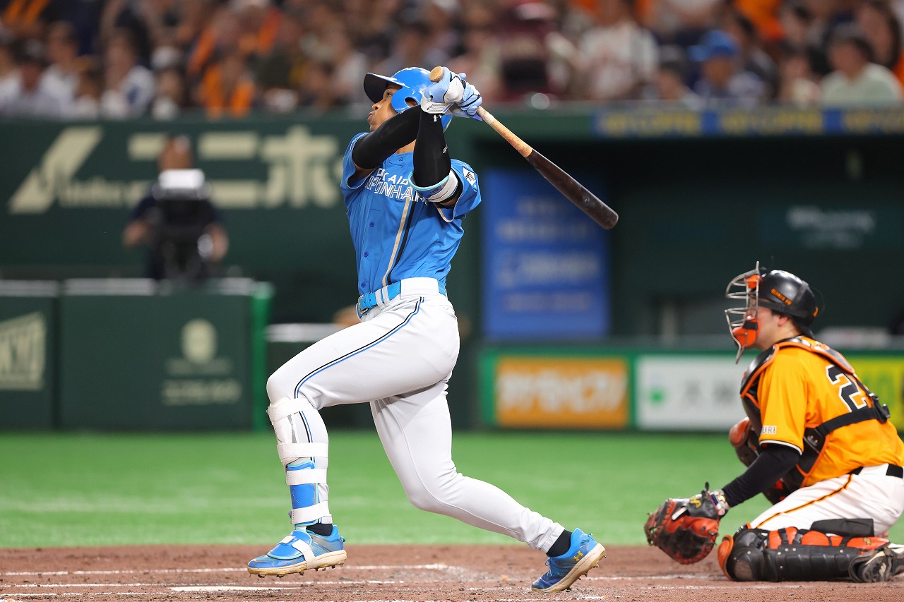 5回表、センターへ二塁打を放つ万波選手01