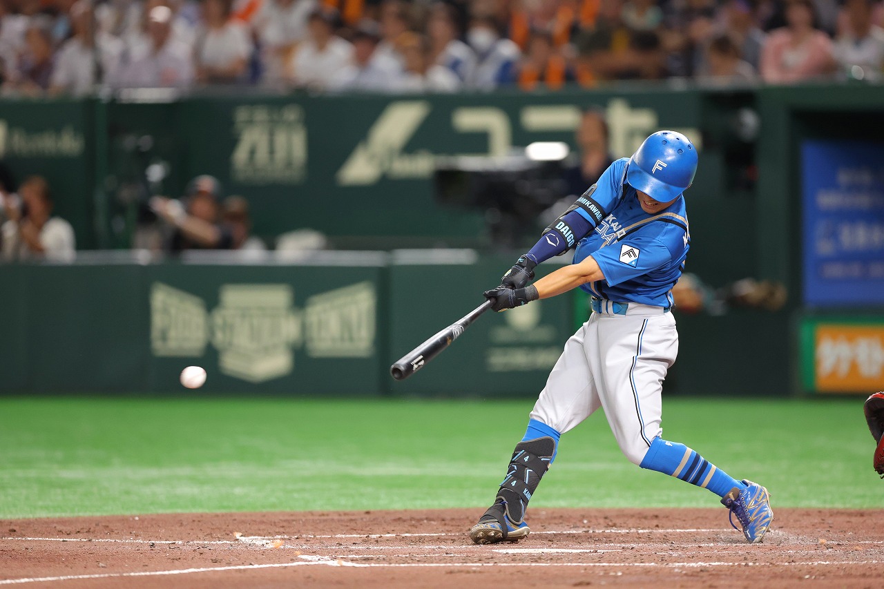 5回表、ライトへ先制の適時打を放つ上川畑選手01