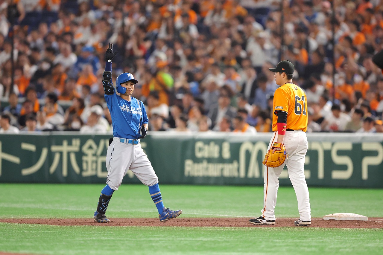 5回表、ライトへ先制の適時打を放つ上川畑選手02