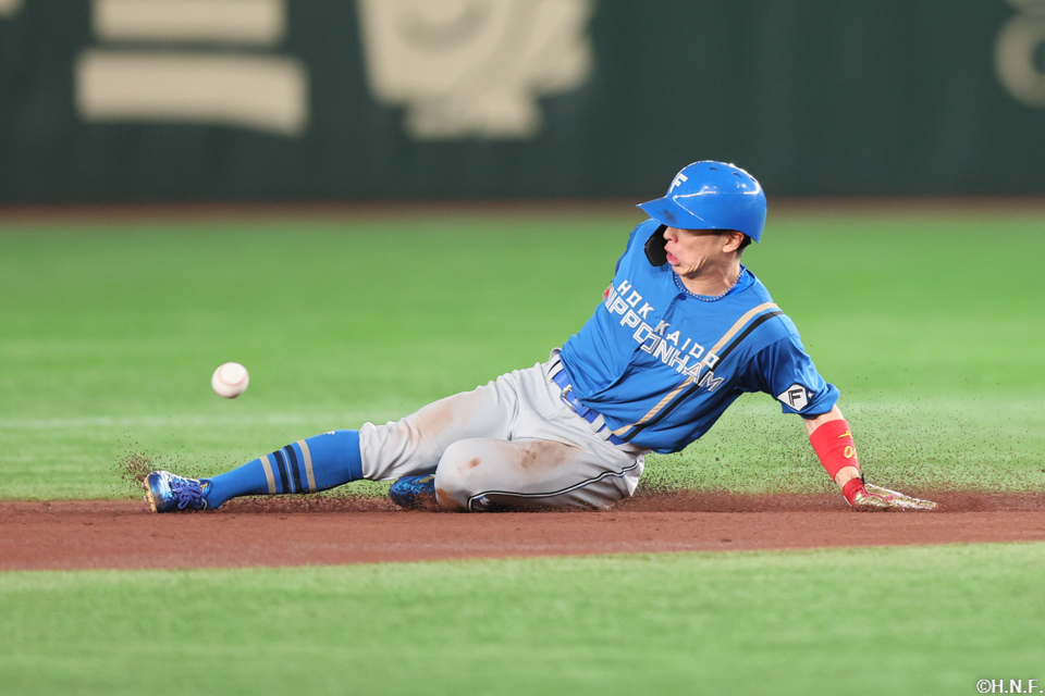 3回表、盗塁をきめる五十幡選手