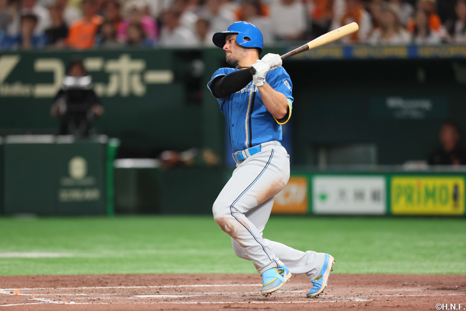 3回表、レフトへ適時打を放つマルティネス選手