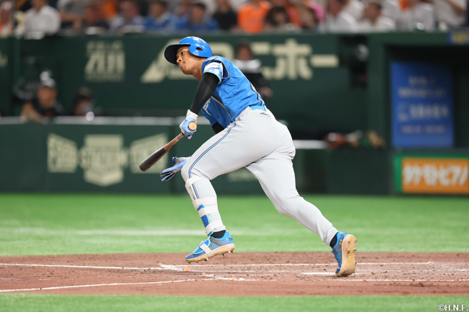 3回表、レフトへ適時打を放つ万波選手01