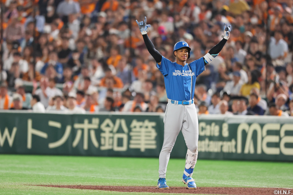 3回表、レフトへ適時打を放つ万波選手02