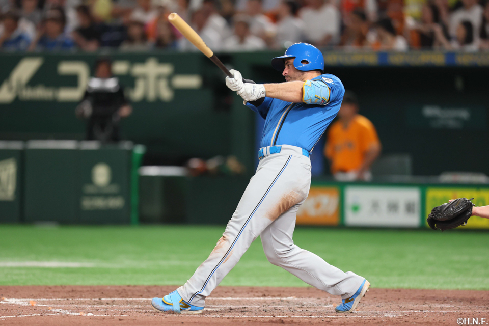 4回表、レフトへヒットを放つマルティネス選手