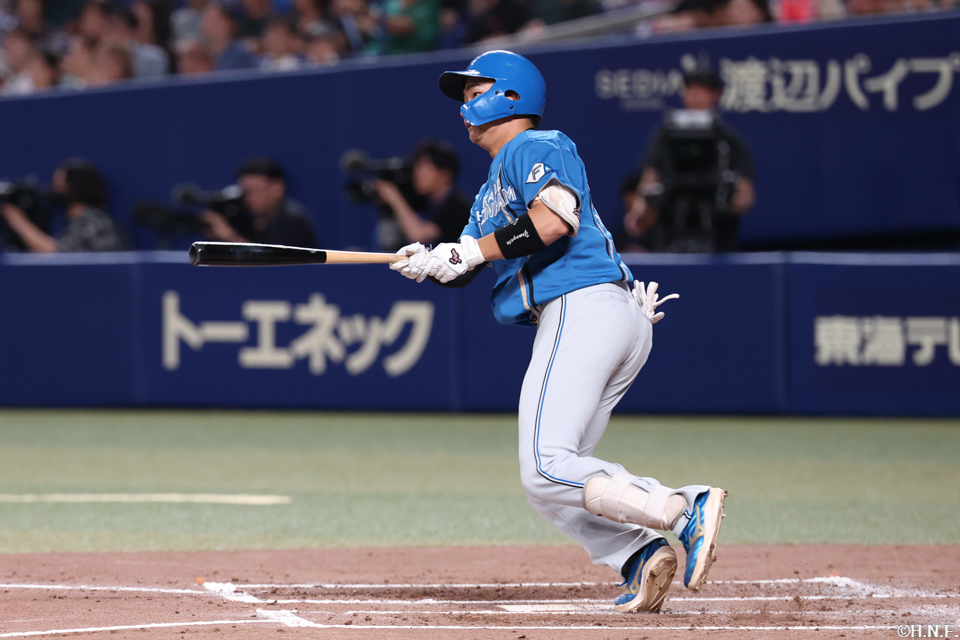 3回表、レフトへ二塁打を放つ山縣選手