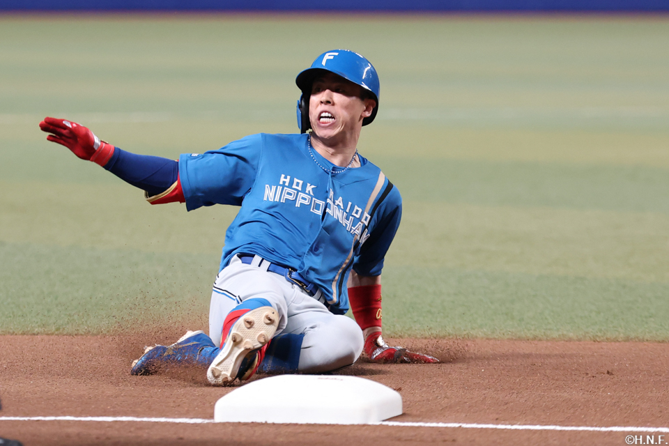 6回表、ライトへ三塁打を放った五十幡選手