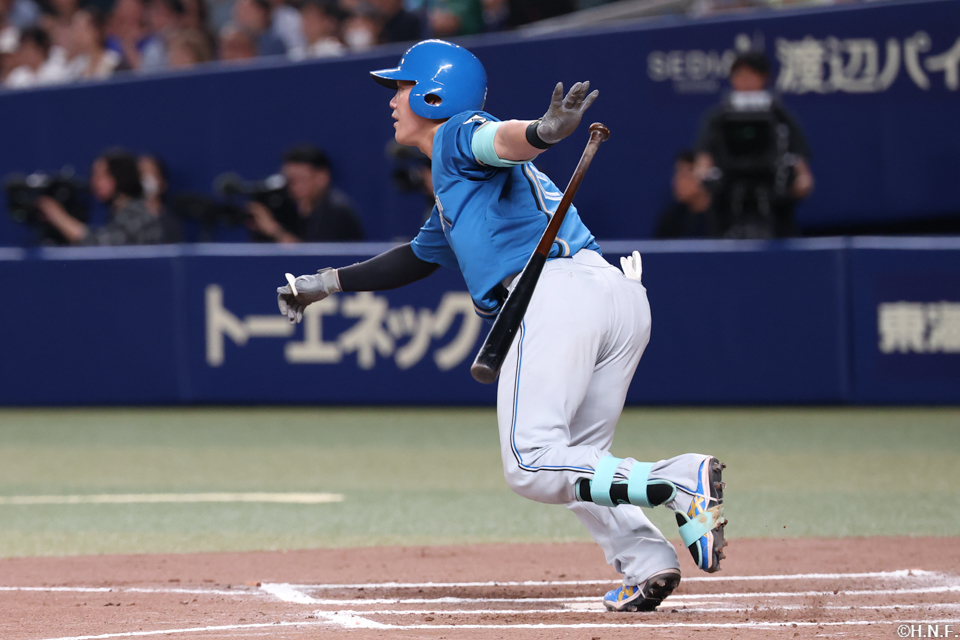 7回表、センターへヒットを放つ伏見選手