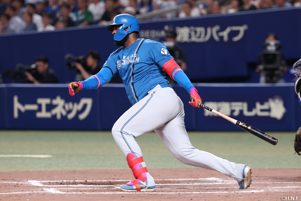 9回表、レフトへヒットを放つレイエス選手