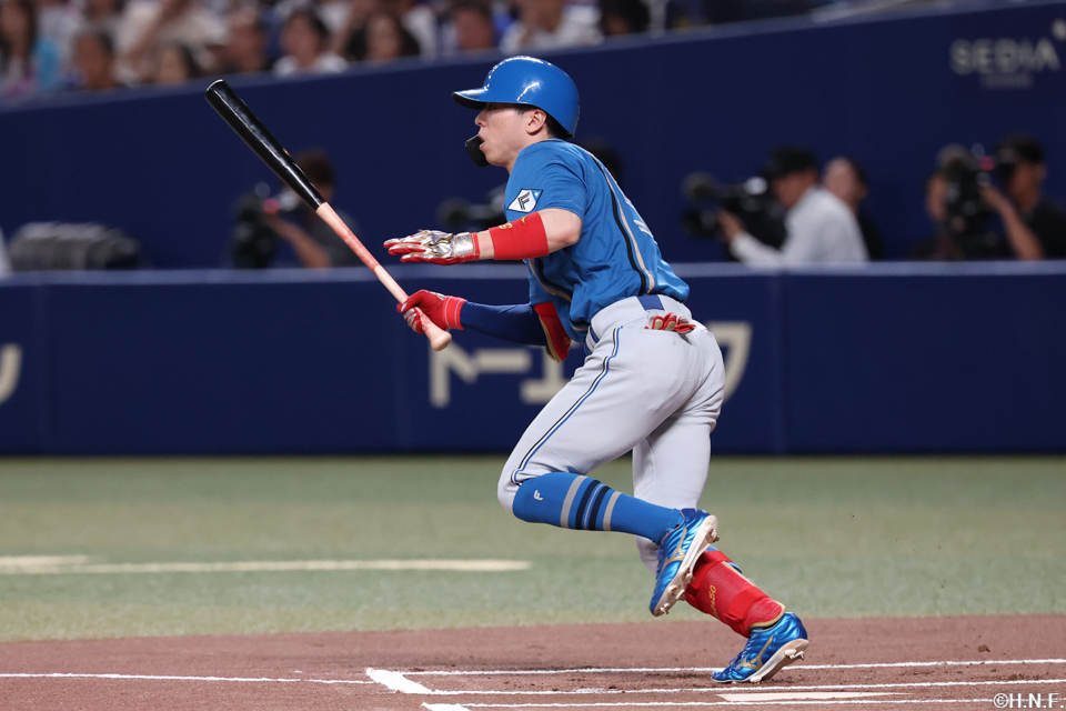 1回表、センターへヒットを放つ五十幡選手