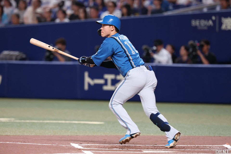 1回表、先制の適時二塁打を放つ矢澤選手01