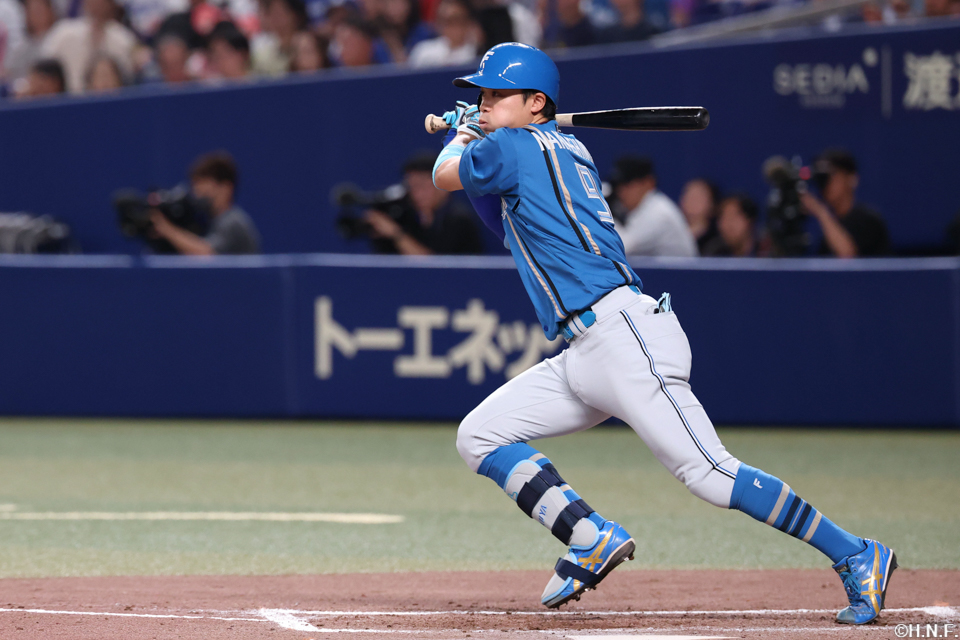 2回表、センターへヒットを放つ中島卓選手