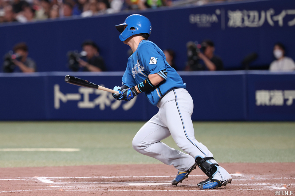 4回表、センターへヒットを放つ郡司選手