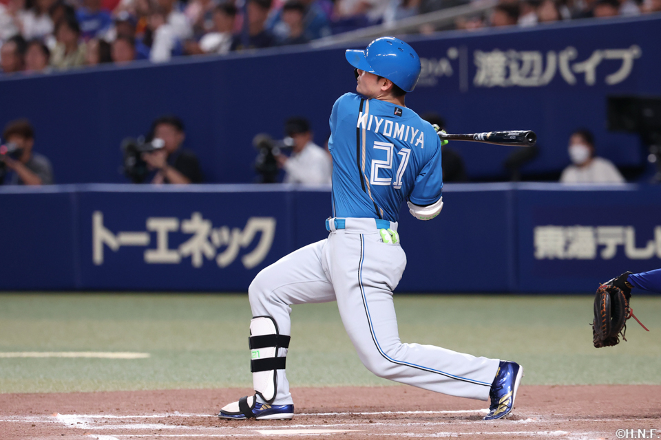 7回表、ライトへ本塁打を放つ清宮選手01