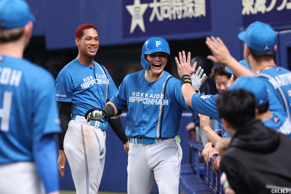 7回表、ライトへ本塁打を放つ清宮選手02