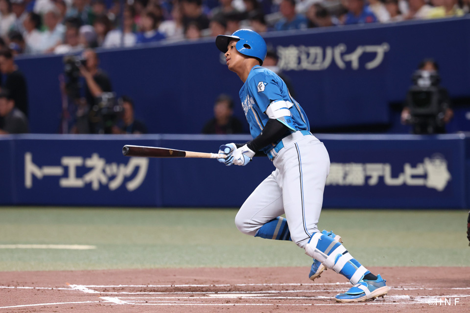 2回表、レフトへヒットを放つ万波選手