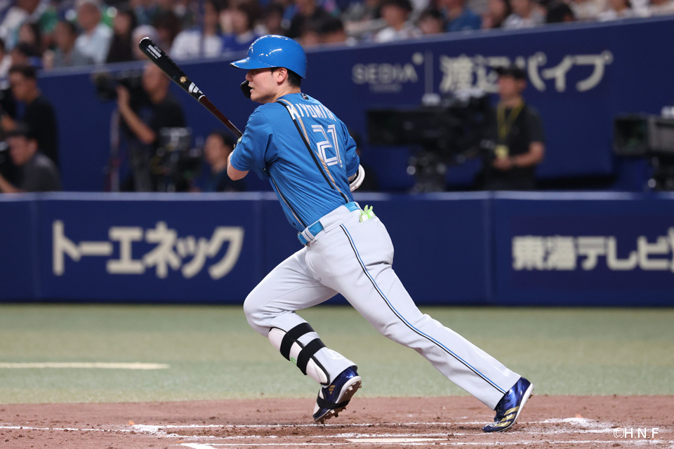 4回表、ライトへヒットを放つ清宮選手