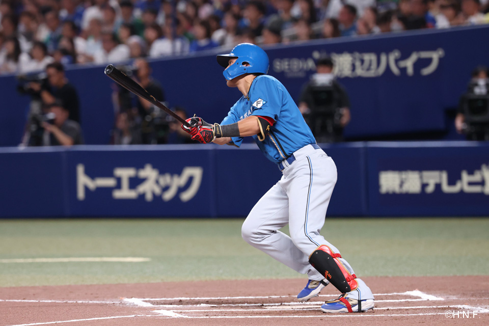 6回表、センターへ適時二塁打を放つ野村選手01