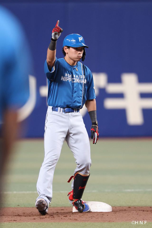 6回表、センターへ適時二塁打を放つ野村選手02