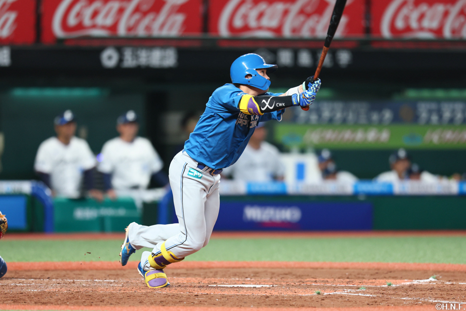 4回表、ライトへ本塁打を放つ田宮選手01